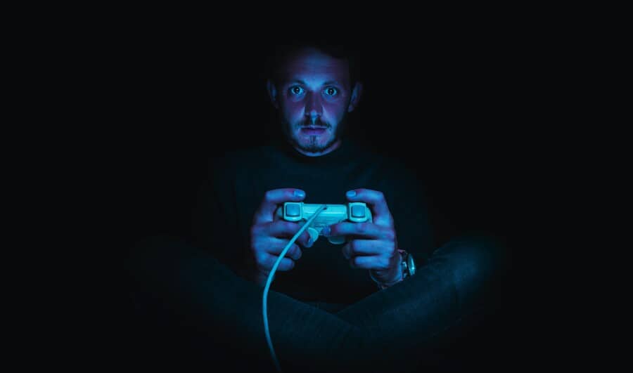 ilustrasi seseorang memainkan video game