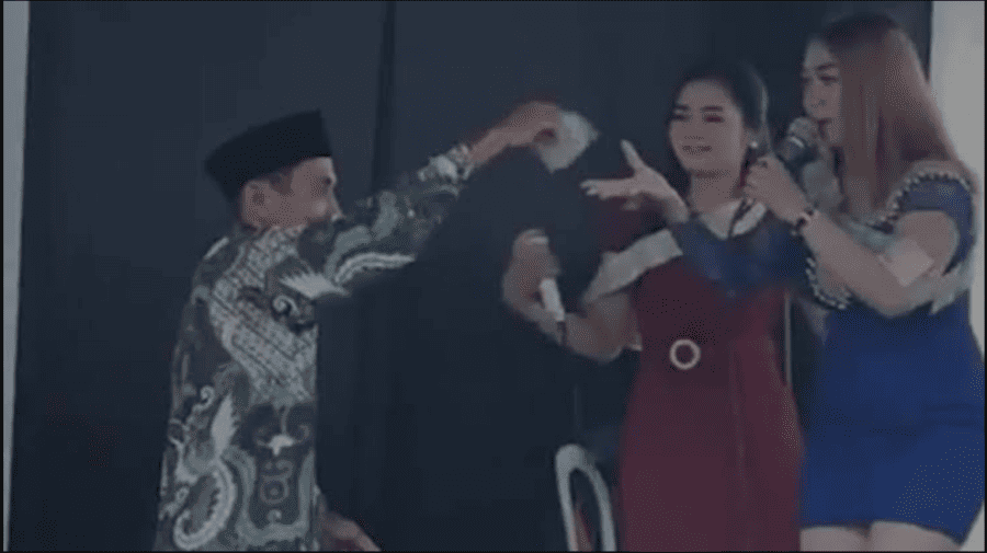 cowok jelek tapi kaya (sawer biduan)